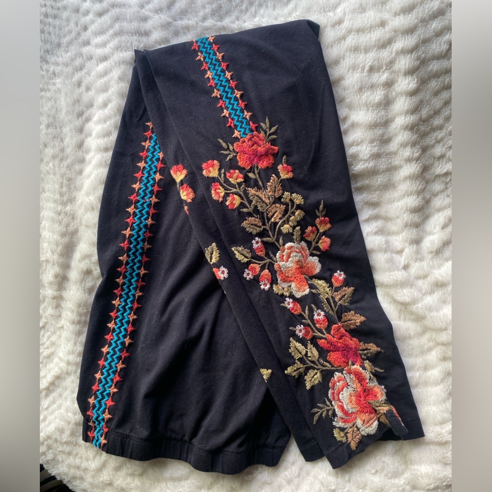 Johnny Was- Embroidered Leggings -L